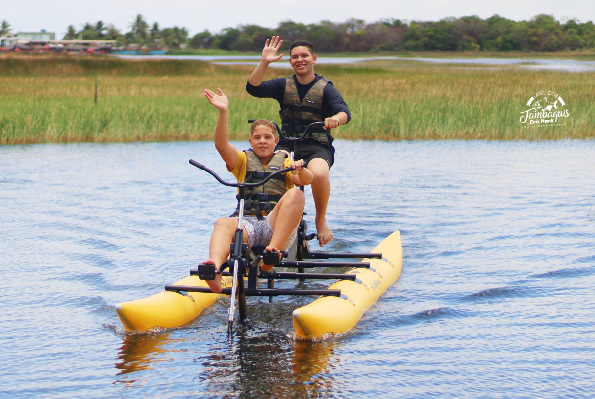 Dois jovens pedalando a bicicleta aquática na Lagoa dos Tambaquis, em Estância, Sergipe