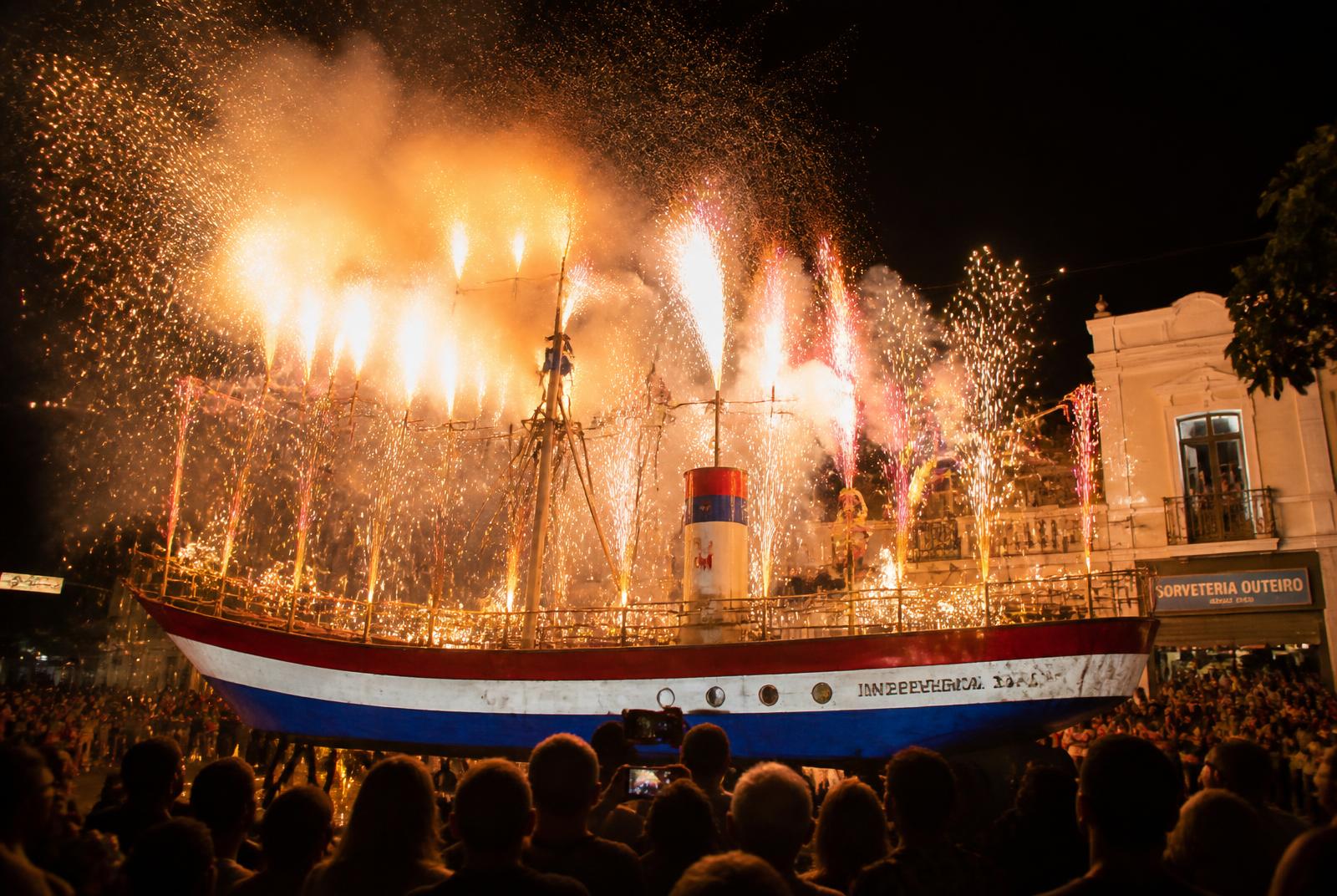 Barco de Fogo de Estância, Sergipe, em plena queima, com fogos dourados e público assistindo à noite